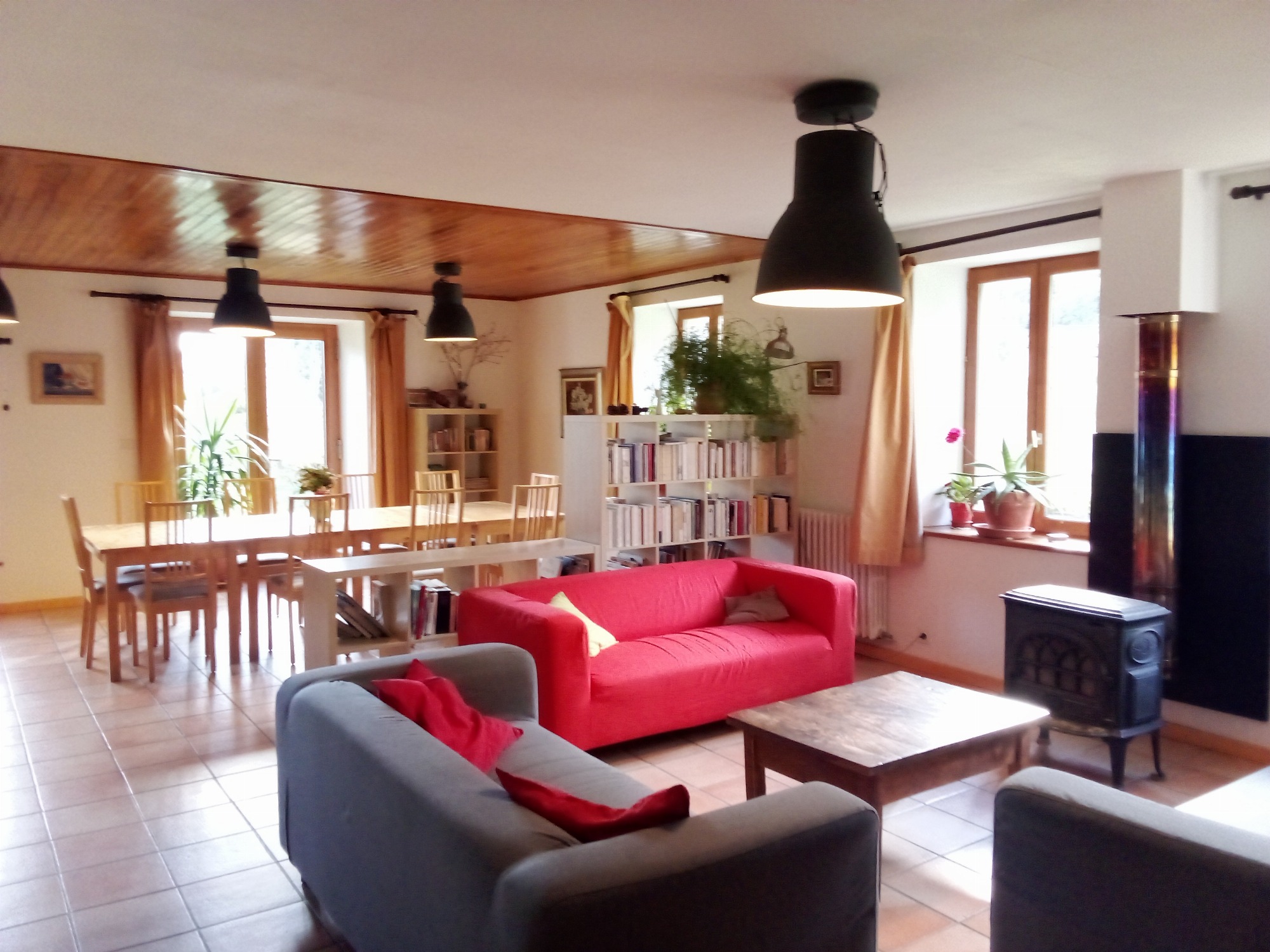 Salon avec canapes et fauteuils